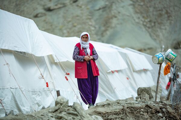 Evleri yıkılan ve hasar gören köylüler AFAD’ın kurduğu çadırlarda yaşıyor. Her çadırda kadın, çocuk 7-8 kişi kalıyor. - Sputnik Türkiye
