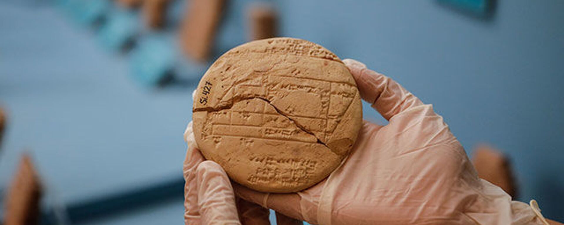 İstanbul Arkeoloji Müzesi'nde bulunan 3 bin 700 yıllık tabletin üzerinde matematiksel işlemler keşfedildi - Sputnik Türkiye, 1920, 23.07.2022
