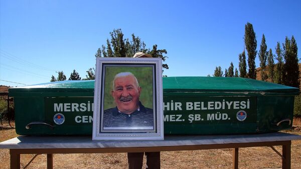 Halk ozanı Aşık Veysel'in 80 yaşında vefat eden oğlu Bahri Şatıroğlu, memleketi Sivas'ın Şarkışla ilçesinde toprağa verildi. - Sputnik Türkiye