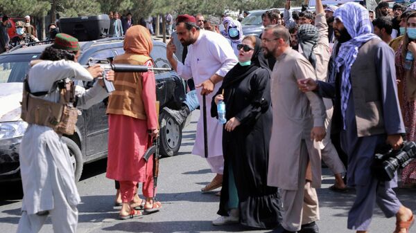 Afganistan başkenti Kabil'de Pakistan karşıtı gösteride kadınların başını çektiği protestoculara silah doğrultan Taliban militanı - Sputnik Türkiye