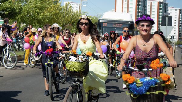 Diyarbakır’da, ‘Süslü Kadınlar Bisiklet Turu’
 - Sputnik Türkiye