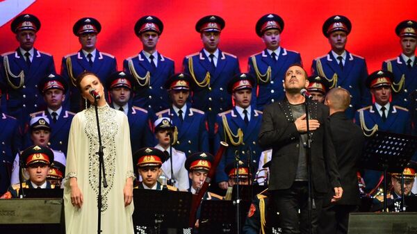 Haluk Levent, Rus Kızıl Ordu Korosu ile İstanbul'da konser verdi
 - Sputnik Türkiye