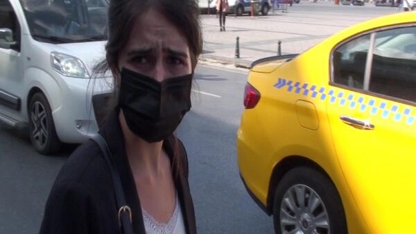 Denetim noktasına birkaç metre geride durdurduğu taksiye alınmayan kadın - Sputnik Türkiye