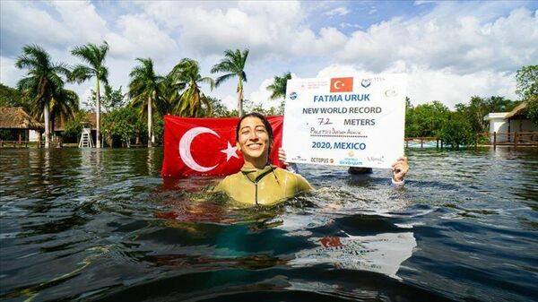 Dünya rekortmeni dalışçı Fatma Uruk: Milli takım kampımda, psikolojik şiddet ve ayrımcılığa maruz kalmaktayım - Sputnik Türkiye