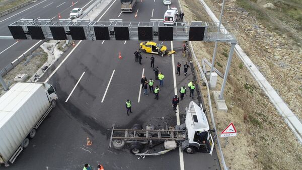 Çatalca Kuzey Marmara Otoyolu'nda taksiyle kamyonet kazası - Sputnik Türkiye