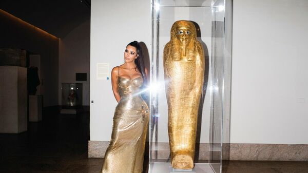 Kim Kardashian'ın pozu, 2 bin 100 yıllık antik tabutu çalanları yakalattı - Sputnik Türkiye