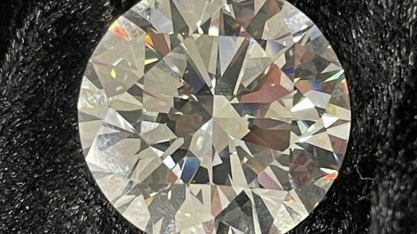 İngiltere'de ismi açıklanmayan yaşlı bir kadın evinde temizlik yaparken 2.7 milyon dolar değerinde bir elmas yüzük buldu. - Sputnik Türkiye
