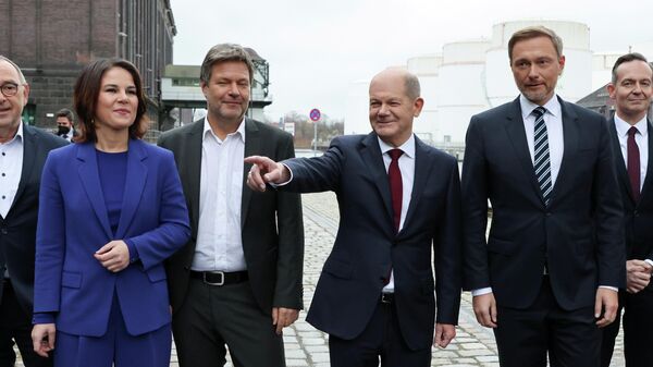 Almanya'da 'trafik lambası' koalisyon hükümeti anlaşması açıklandı: Müstakbel Başbakan SPD'li Olaf Scholz (sağdan üçüncü), Yeşiller Eşbaşkanları Robert Habeck ile Annalena Baerbock, FDP lideri Christian Lindner, SPD liderleri Norbert Walter-Borjans ile Saskia Esken'le birlikte basın toplantısı düzenledi. - Sputnik Türkiye