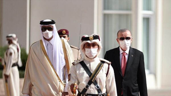 Türkiye Cumhurbaşkanı Recep Tayyip Erdoğan, Katar Emiri Şeyh Temim bin Hamed Al Sani tarafından Emirlik Divanı'nda resmi törenle karşılandı. - Sputnik Türkiye
