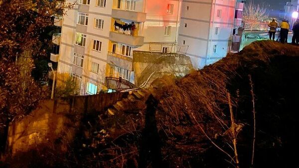 İzmir'de bir binanın istinat duvarı çöktü, 88 daire boşaltıldı - Sputnik Türkiye