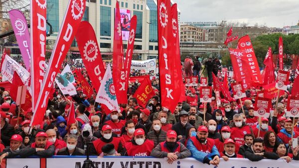 DİSK, İstanbul Kartal'da 'geçinmek istiyoruz' mitingi düzenliyor.  - Sputnik Türkiye