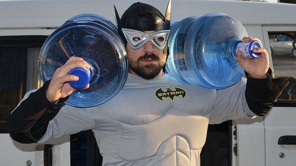 ‘Batman’ kıyafetiyle su satıyor - Sputnik Türkiye