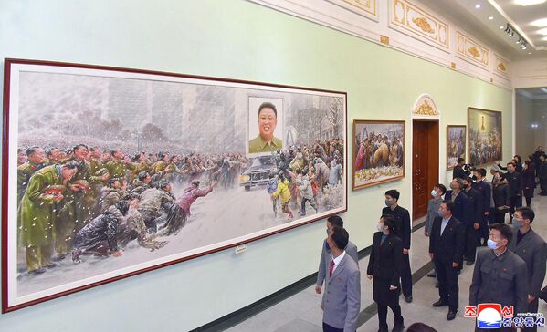 Kim Jong-un, her ölüm yıl dönümünde babası Kim Jong-il ve kurucu lider Kim Il-sung’un mezarlarının bulunduğu anıt mezarda saygı duruşunda bulunurken, 1. ve 5. yıl dönümlerinde babasını onurlandıran ulusal toplantılar düzenlemişti. - Sputnik Türkiye
