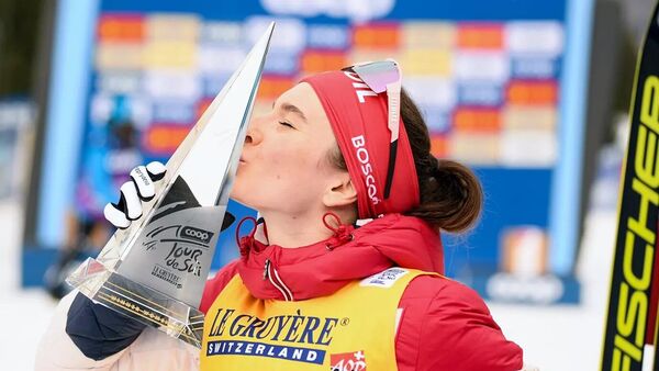 Rus kayakçı Natalya Nepryaeva, Tour de Ski yarışmasında bir ilke imza atarak, genel sıralamada lider konumuna geçti ve kupanın sahibi oldu. - Sputnik Türkiye