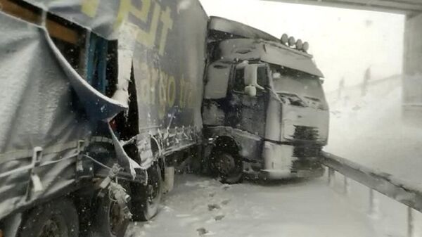 Kuzey Marmara Otoyolu'nda 30 araç birbirine girdi: Trafik durdu - Sputnik Türkiye