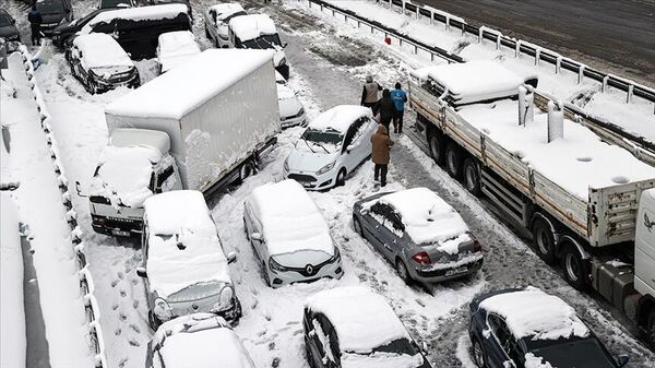 İstanbul'da kar nedeniyle yolda kalan araçlar çekiliyor - Sputnik Türkiye