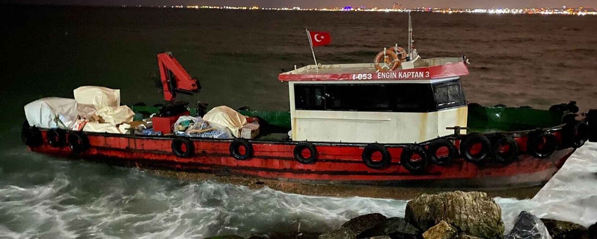 Kadıköy'ün Moda sahilinde şiddetli rüzgar nedeniyle balıkçı teknesi karaya oturdu. Teknede mahsur kalan 2 kişi itfaiye ekipleri tarafından kurtarıldı. - Sputnik Türkiye, 1920, 28.01.2022