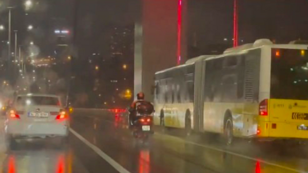 Köprüde sürücü dayanışması: İlerlemekte zorlanan motokuryeye İETT otobüsü ve otomobil siper oldu - Sputnik Türkiye