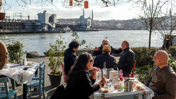 Karaköy'de Galata Köprüsü'ne bakan popüler meyhanelerde rakı içen İstanbullular - Sputnik Türkiye