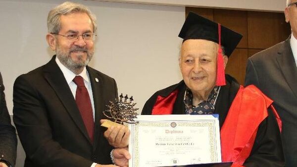 Türkiye’nin en yaşlı üniversite öğrencisi diplomasını aldı - Sputnik Türkiye