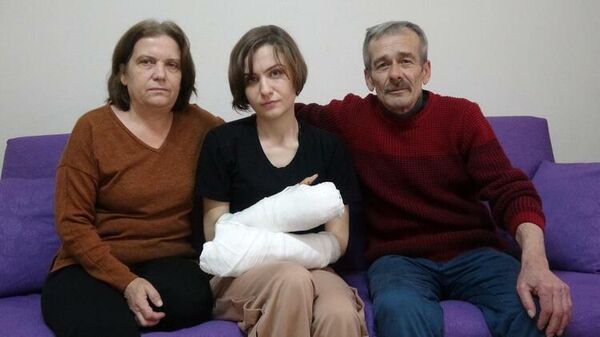 Eski eşinin baltalı saldırısında 5 parmağı kopan kadın ve ailesi - Sputnik Türkiye