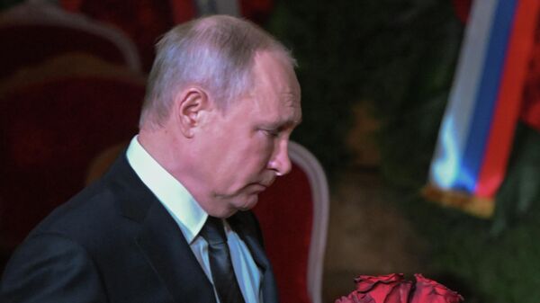 Rusya Devlet Başkanı Vladimir Putin, hayatını kaybeden Rusya Liberal Demokrat Partisi lideri Vladimir Jirinovskiy'i tabutuna çiçek bırakıp haç çıkararak son yolculuğuna uğurladı. - Sputnik Türkiye