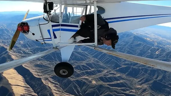 24 Kasım 2021 tarihinde ABD'li YouTuber Trevor Jacob, YouTube'da paylaşacağı bir video için bindiği tek motorlu uçaktan paraşütle atladı. YouTuber, kontrollü inişinin ardından Kaliforniya bölgesinde bir ormana düşen uçağı kayda aldı. - Sputnik Türkiye