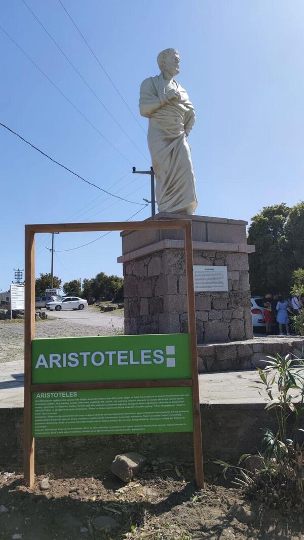 Assos'taki Aristoteles heykelinin yerine yenisi yapıldı - Sputnik Türkiye