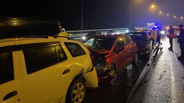 Bolu Dağı viyadüğünde 6 otomobilin karıştığı zincirleme kazada 5 kişi yaralandı.
 - Sputnik Türkiye