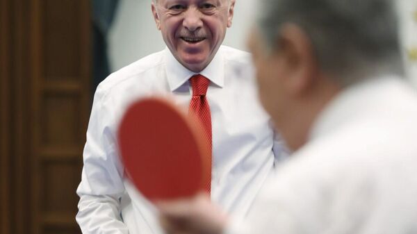 Cumhurbaşkanı Recep Tayyip Erdoğan, Kazakistan Cumhurbaşkanı Kasım Cömert Tokayev ile masa tenisi oynadı. - Sputnik Türkiye