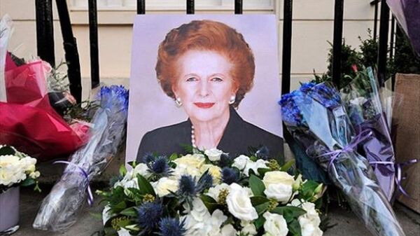 'Demir Leydi' lakaplı Margaret Thatcher'ın 2013'teki ölümünün ardından bırakılan çiçekler - Sputnik Türkiye