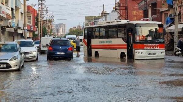 Su borusu patlayınca asfalt çöktü: Halk otobüsü ve motosiklet su dolu çukura düştü - Sputnik Türkiye