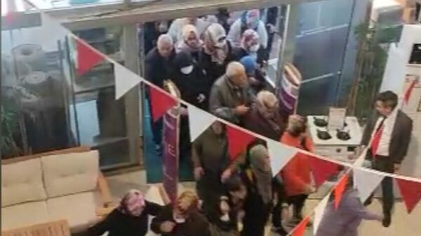Ankara'da açılış yapan bir mağazada bir gün öncesinde kuyruğa giren müşteriler izdihama neden oldu. - Sputnik Türkiye