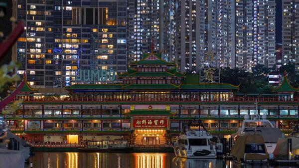 Çin imparatorluk mimarisine sahip, yerli ve yabancı pek çok filmin çekildiği 76 metre uzunluğundaki Jumbo Yüzen Restoran, aynı anda 2 bin 300 misafir ağırlama kapasitesine sahip dev bir gemi restoran olarak ün kazandı. - Sputnik Türkiye