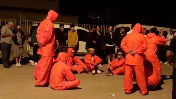 La Casa De Papel kostümü giyip çiftetelli oynadılar - Sputnik Türkiye