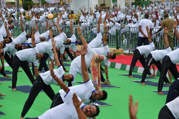 Hindistan Başbakanı Narendra Modi, kabul ettirilmesinde kendisinin büyük payı olan Uluslararası Yoga Günü kapsamında bu yıl da binlerce kişiyle birlikte yoga yaptı. - Sputnik Türkiye