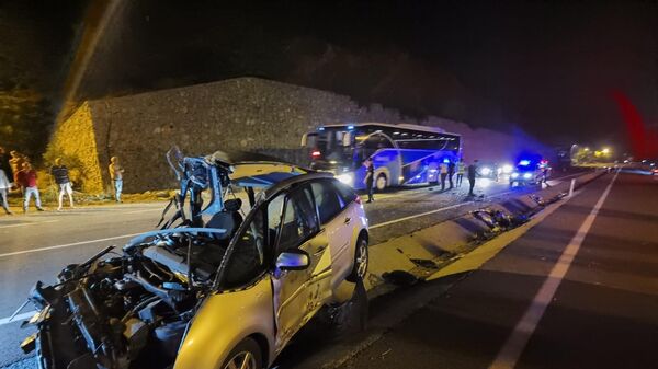 Zonguldak'ta yabancı plakalı bir otomobille traktörün karıştığı kazada 1 kişi hayatını kaybetti, 7 kişi de yaralandı. - Sputnik Türkiye