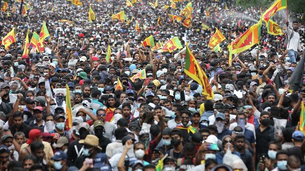  Sri Lanka’da derinleşen ekonomik krizin ardından binlerce protestocu, Devlet Başkanı Gotabaya Rajapaksa’nın başkanlık konutunu bastı. - Sputnik Türkiye