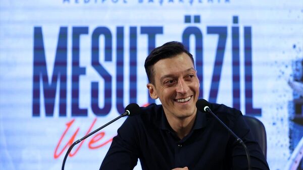 Mesut Özil, Medipol Başakşehir'le sözleşme imzaladığı için mutlu olduğunu belirterek, Çok diyecek söz var ama Başakşehir'de olduğum için çok mutluyum. Aile ortamı var, sadece futbola odaklı. - Sputnik Türkiye