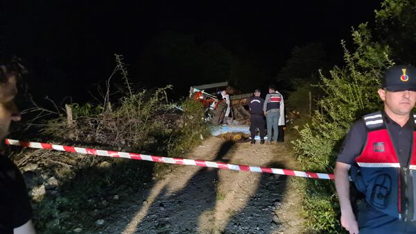 Karabük'ün Eskipazar ilçesinde odun yüklü traktörün römorkunun devrilmesi sonucu altında kalan 2 kişi öldü, biri ağır 2 kişi yaralandı. - Sputnik Türkiye