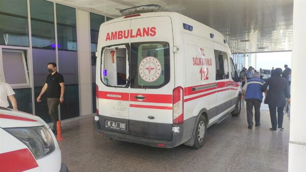 
Orhangazi'de Hürriyet Mahallesinde meydana gelen olayda kalp krizi geçiren bir hastayı almaya giden 112 Sağlık ekibine hastanın oğlu olduğu belirlenen bir şahıs saldırdı. - Sputnik Türkiye