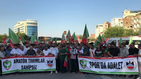 Diyarbakır taraftar gruplarından ‘ihale’ protestosu - Sputnik Türkiye