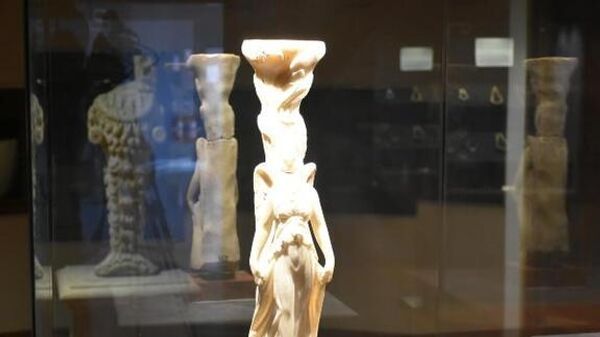 Yunan mitolojisinde 'zafer tanrıçası' olarak bilinen 2 bin 500 yıllık Nike heykeli, bulunduktan 1 asır sonra İzmir Arkeoloji Müzesi'nde ilk kez sergiye çıkarıldı. - Sputnik Türkiye