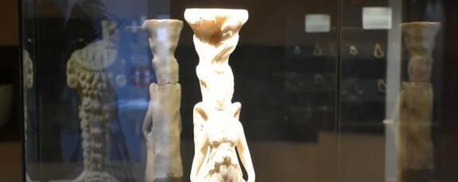 Yunan mitolojisinde 'zafer tanrıçası' olarak bilinen 2 bin 500 yıllık Nike heykeli, bulunduktan 1 asır sonra İzmir Arkeoloji Müzesi'nde ilk kez sergiye çıkarıldı. - Sputnik Türkiye, 1920, 04.08.2022