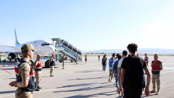 Türkiye'ye yasa dışı yollarla giriş yapan Afganistan uyruklu 227 göçmen, Erzurum'dan ülkelerine gönderildi. - Sputnik Türkiye