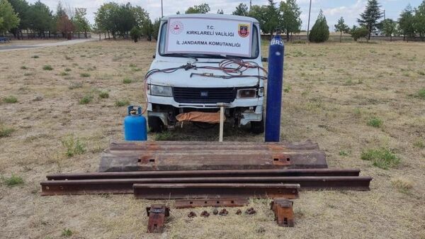 Kırklareli'nde tren raylarını keserek çalan 5 kişi yakalandı. 250 bin lira değerindeki raylar Devlet Demiryolları yetkililerine teslim edildi. - Sputnik Türkiye