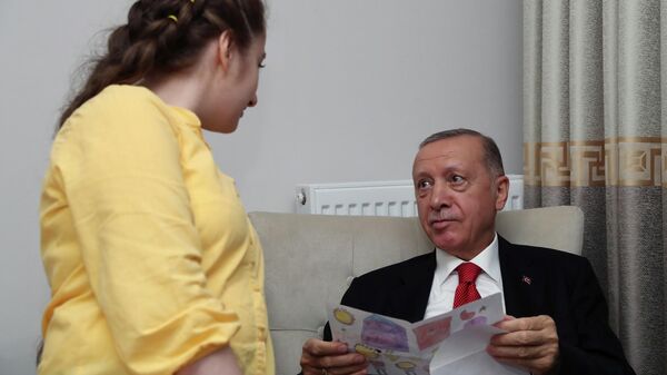 Cumhurbaşkanı Erdoğan, kentsel dönüşüm projesinde hak sahibi bir ailenin evine konuk oldu - Sputnik Türkiye