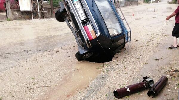 Osmaniye'nin Sumbas ilçesinde yağmur nedeniyle çöküntü oluşan yola seyir halindeki bir otomobil ve tır düştü. Olayda otomobil sürücüsü hafif şekilde yaralandı. - Sputnik Türkiye