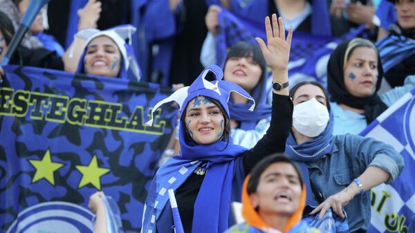 İran'da ilk kez lig maçına kadın taraftar alındı: 25 Ağustos 2022'de başkent Tahran'daki Azadi stadyumunda İstiklal ile Mes Kerman arasında oynanan maça yaklaşık 500 kadın taraftarın girmesine izin verildi. - Sputnik Türkiye
