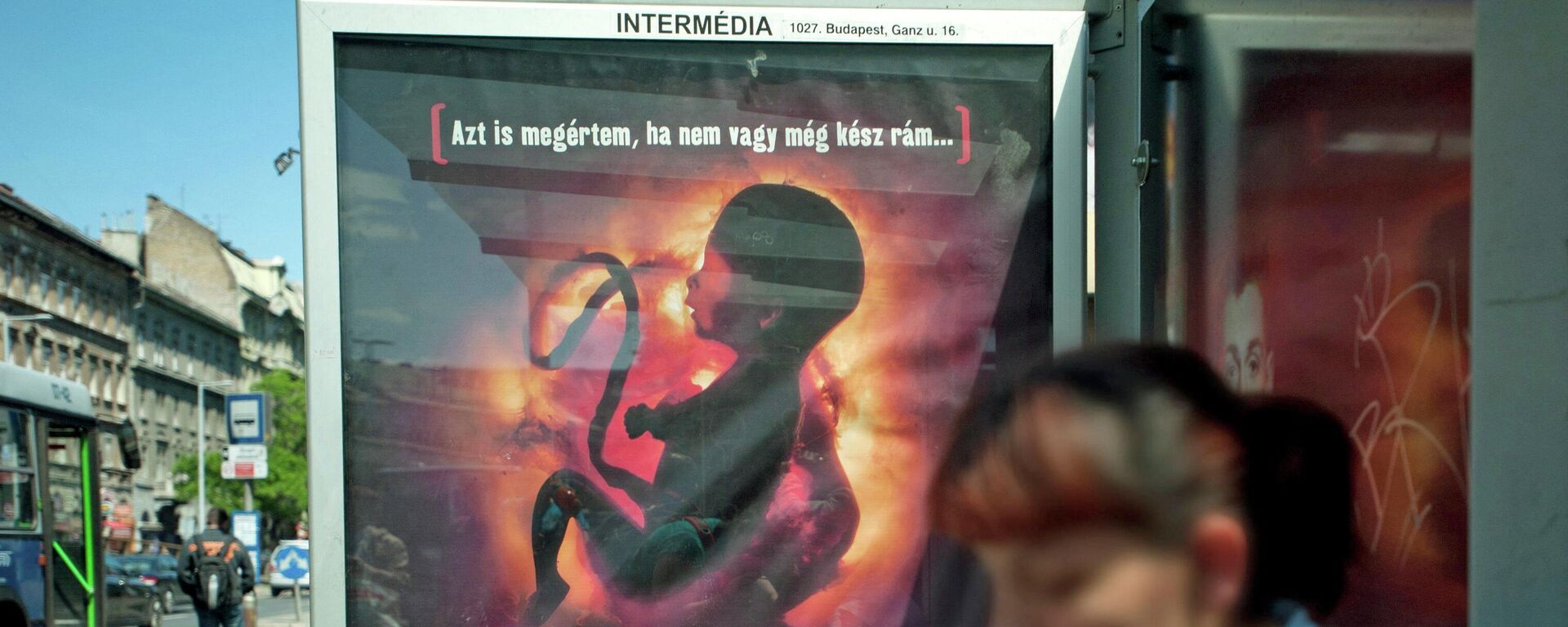 AB fonlarının kürtaj karşıtı kampanyaya aktarıldığı Macaristan'da bir cenini Beni karşılamaya hazır değilsen bile bırak yaşayayım ve beni evlat edinsinler derken gösteren posterin asıldığı bir otobüs durağı (Mayıs 2011) - Sputnik Türkiye, 1920, 14.09.2022